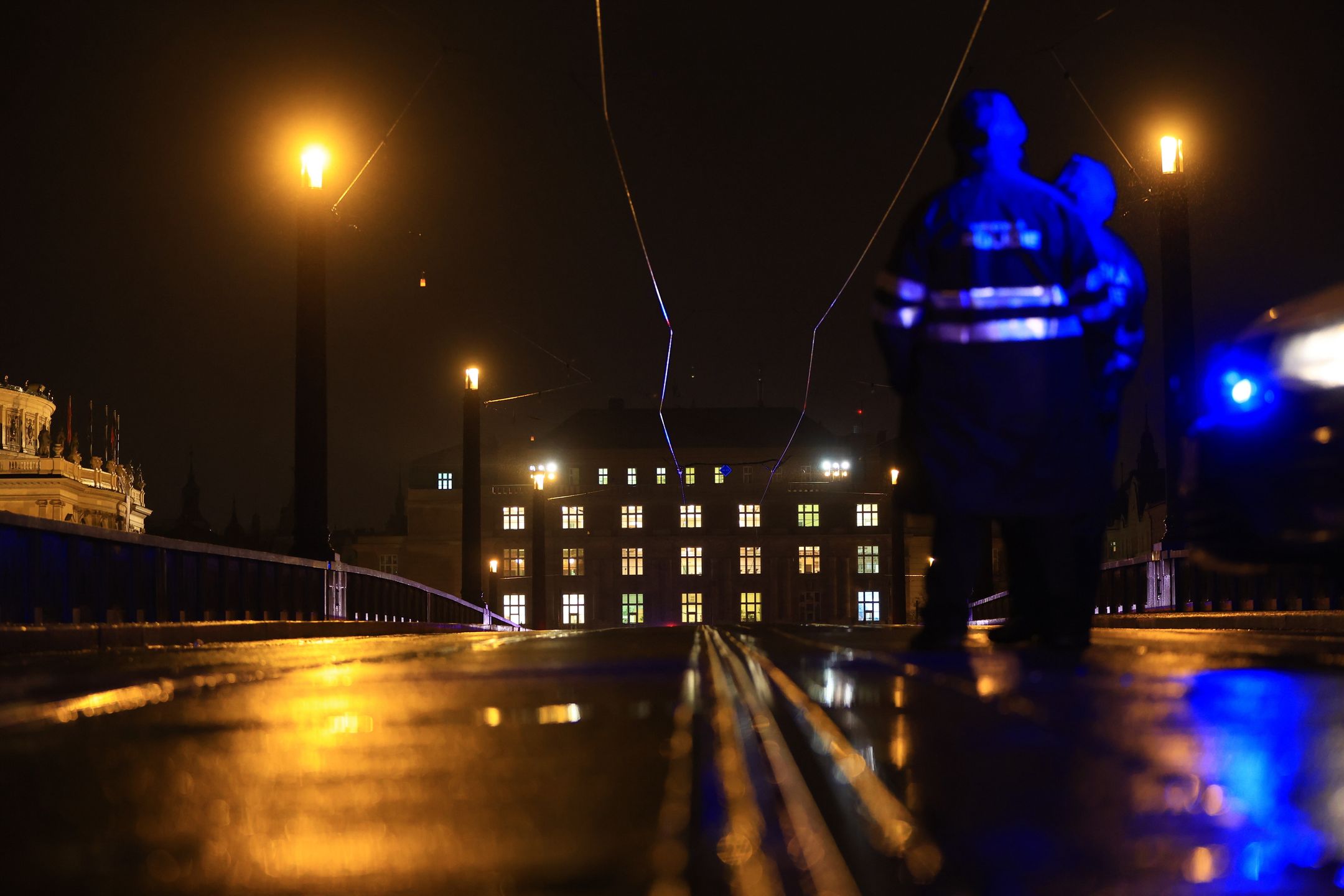 Several dead and dozens injured in central Prague University shooting
epa11040224 Police officers pictured at the scene of a shooting at Charles University in central Prague, 21 December 2023. According to the Police President, Martin Vondrasek, there are more than 15 people dead and 24 injured, but that these may not be final numbers. According to Czech police the perpetrator of  was a 24 year-old Charles University student.  EPA/MARTIN DIVISEK 
Dostawca: PAP/EPA.
MARTIN DIVISEK