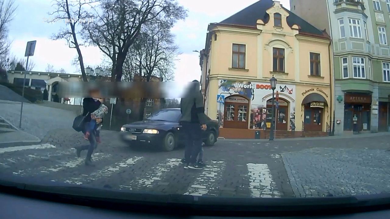 20-letni kierowca z Cieszyna omal nie potrącił kobiety z dzieckiem