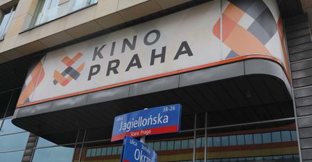 Warszawa. Zderzenie dwóch aut. Jeden pojazd wjechał do kina, kierowca drugiego uciekł