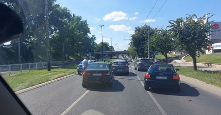 Kolizja czterech aut na przejściu dla pieszych. Są utrudnienia w ruchu
