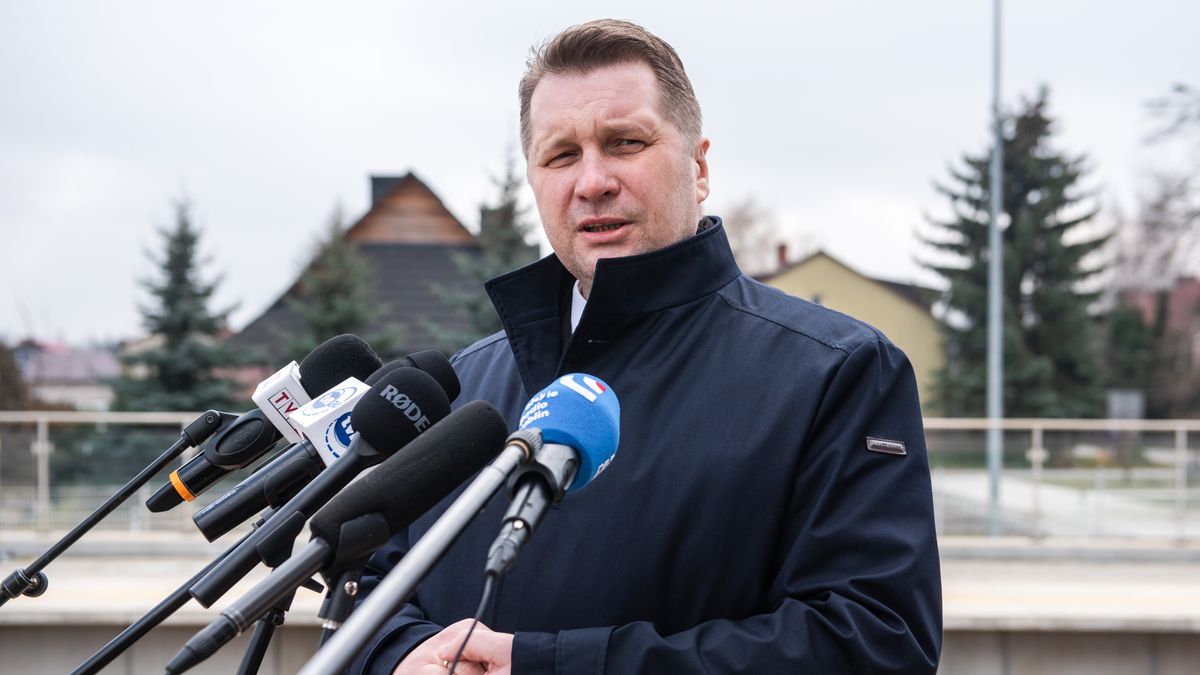 Drzewce-Kolonia, 03.03.2023. Minister edukacji i nauki Przemysław Czarnek podczas konferencji prasowej na stacji kolejowej Nałęczów w miejscowości Drzewce-Kolonia, 3 bm. Konferencja dotyczyła ogłoszenia kolejnej edycji programu Poznaj Polskę � uruchomienia naboru wniosków. (jm) PAP/Wojtek Jargiło