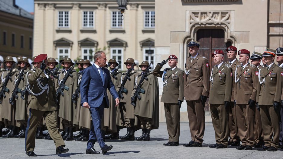 Donald Tusk
Krak�w, 18.05.2024. Premier Donald Tusk (C) podczas uroczystych obchod�w 80. rocznicy Bitwy o Monte Cassino, odbywaj�cych si� na Rynku G��wnym w Krakowie, 18 bm. (amb) PAP/Art Service
Art Service
80., Monte Cassino, obchody, rocznica, wojsko, �o�nierze