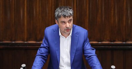 Próbował zabrać głos. Z sali usłyszał: oddaj ferrari