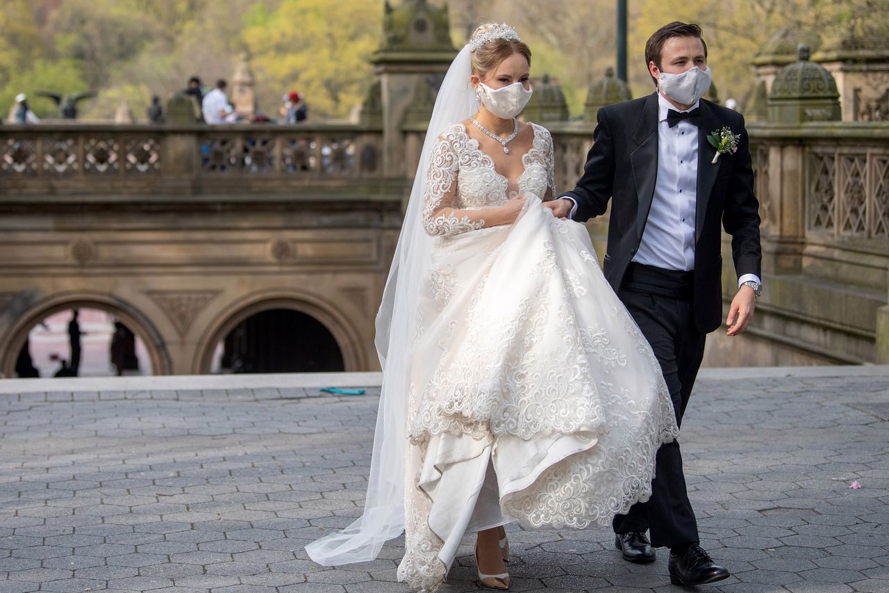 Para młoda w maseczkach (Fot. Alexi Rosenfeld/Getty Images)