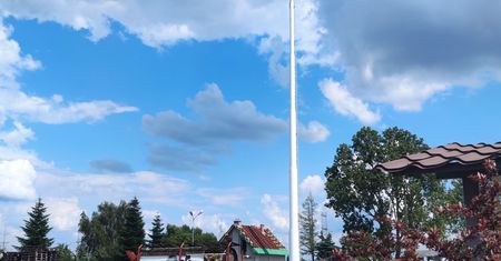 W środku wsi stanęła wielka antena 5G. Mieszkańcy pełni obaw