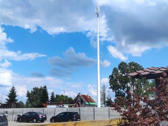 W środku wsi stanęła wielka antena 5G. Mieszkańcy pełni obaw