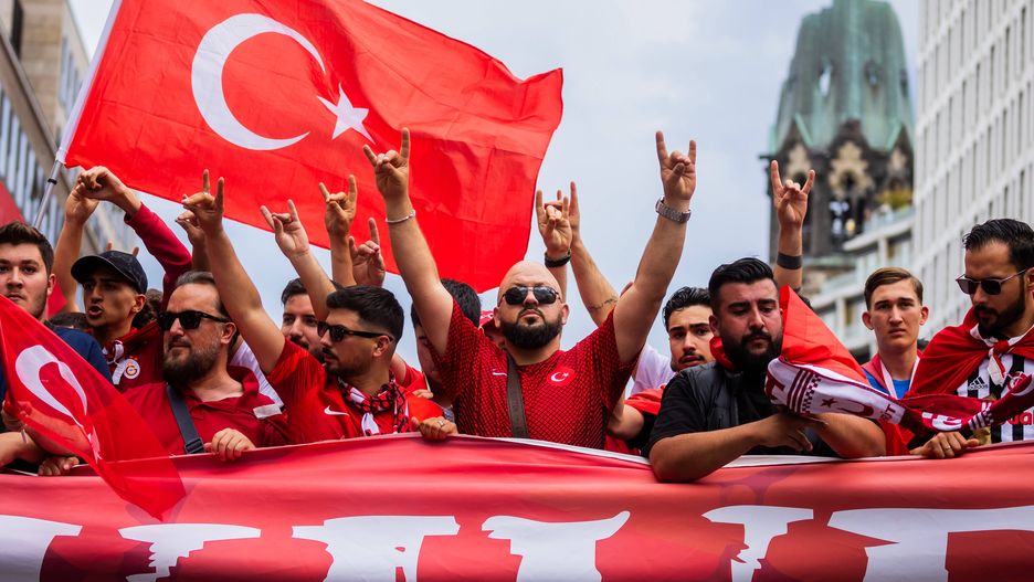 UEFA Euro 2024 - Netherlands vs Turkey
06 July 2024, Berlin: A group of Turkish fans make the "wolf salute," attributed to far-right movements, on their way to the Berlin Olympic Stadium ahead of the UEFA Euro 2024 soccer match between Netherlands and Turkey. Photo: Christoph Soeder/dpa 
Dostawca: PAP/DPA.
Christoph Soeder