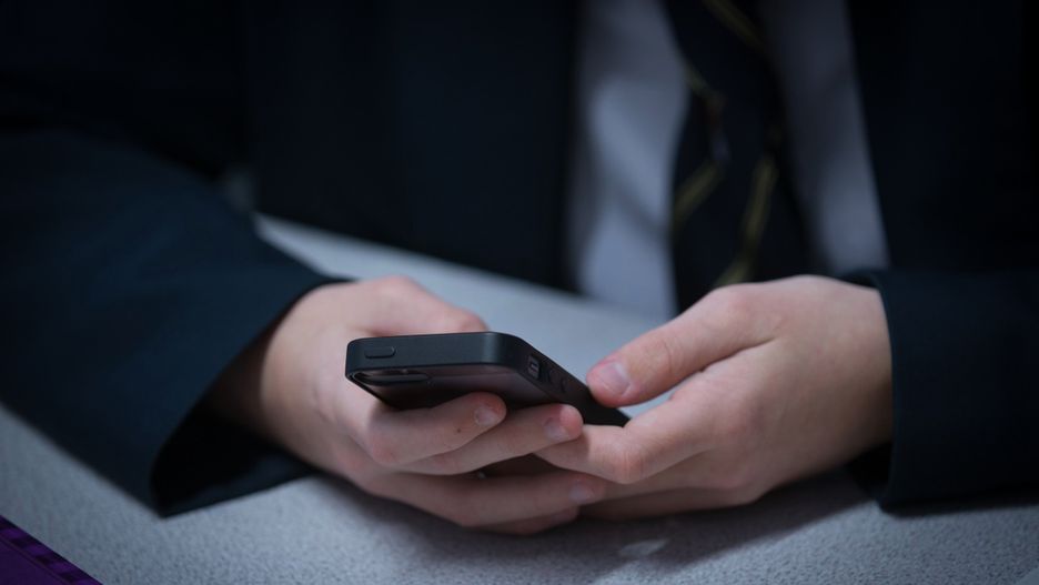 Mężczyzna prowadząc lekcje, przeglądał zdjęcia kobiet