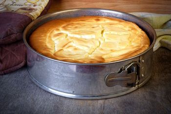 To dlatego sernik pęka. Błąd często się powtarza