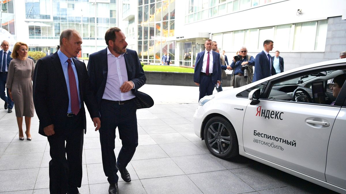 Arkady Wołoż demonstruje prototyp samochodu autonomicznego Yandex Władimirowi Putinowi w siedzibie Yandex w 2017 r