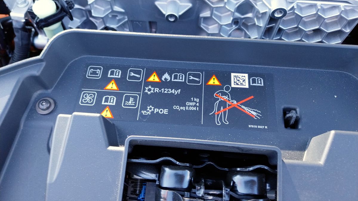 Naklejka pokazuje, jaki czynnik wykorzystuje klimatyzacja