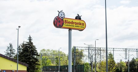 Tego w Biedronce jeszcze nie było. Sieć wchodzi w opiekę medyczną. Sposób na zakaz handlu?