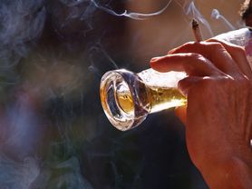 Picie alkoholu a rak płuc. Naukowcy odkryli 6 genów odpowiedzialnych za powiązanie nowotworu z alkoholem