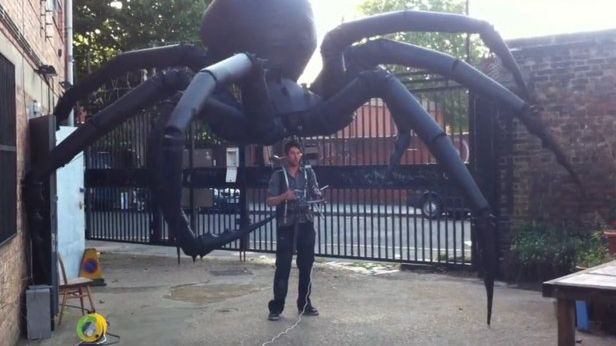 Gigantyczny pająk-zabawka - niezwykle realistyczny i przerażający [wideo] 1