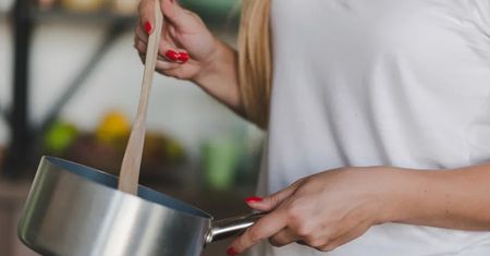 Jak uratować przypalone danie? Kulinarne triki