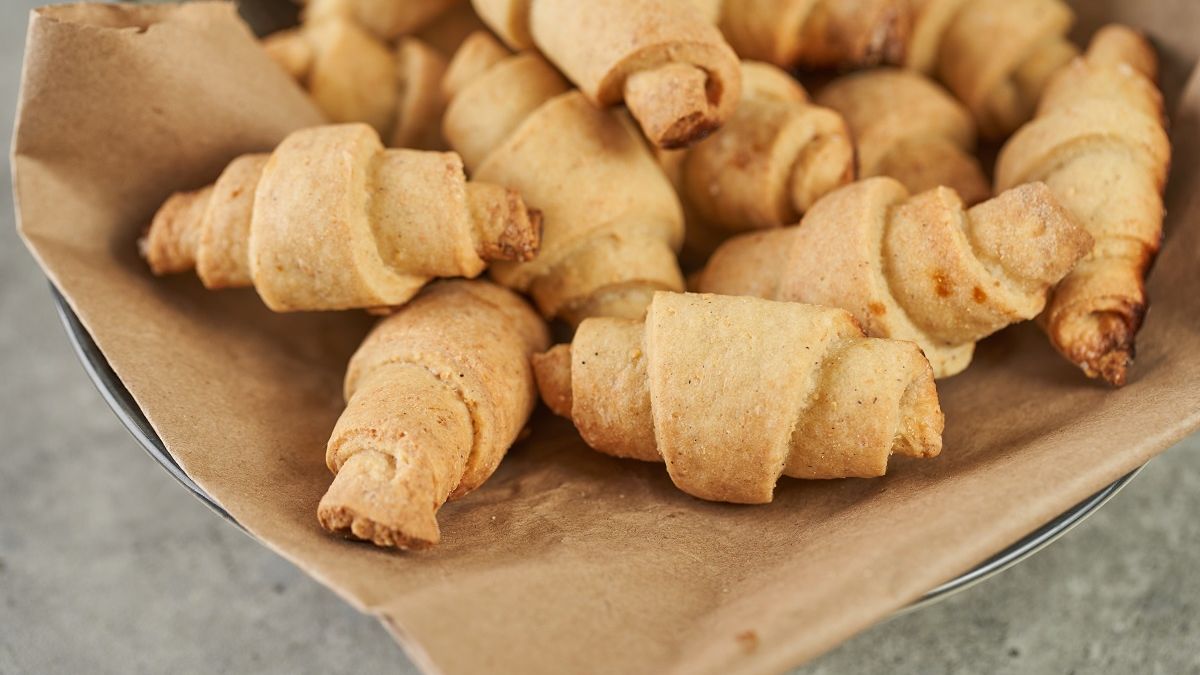 Rogaliki z trzech składników są idealne do kawy. Dzięki metodzie 1:1:1 zrobisz je w mig