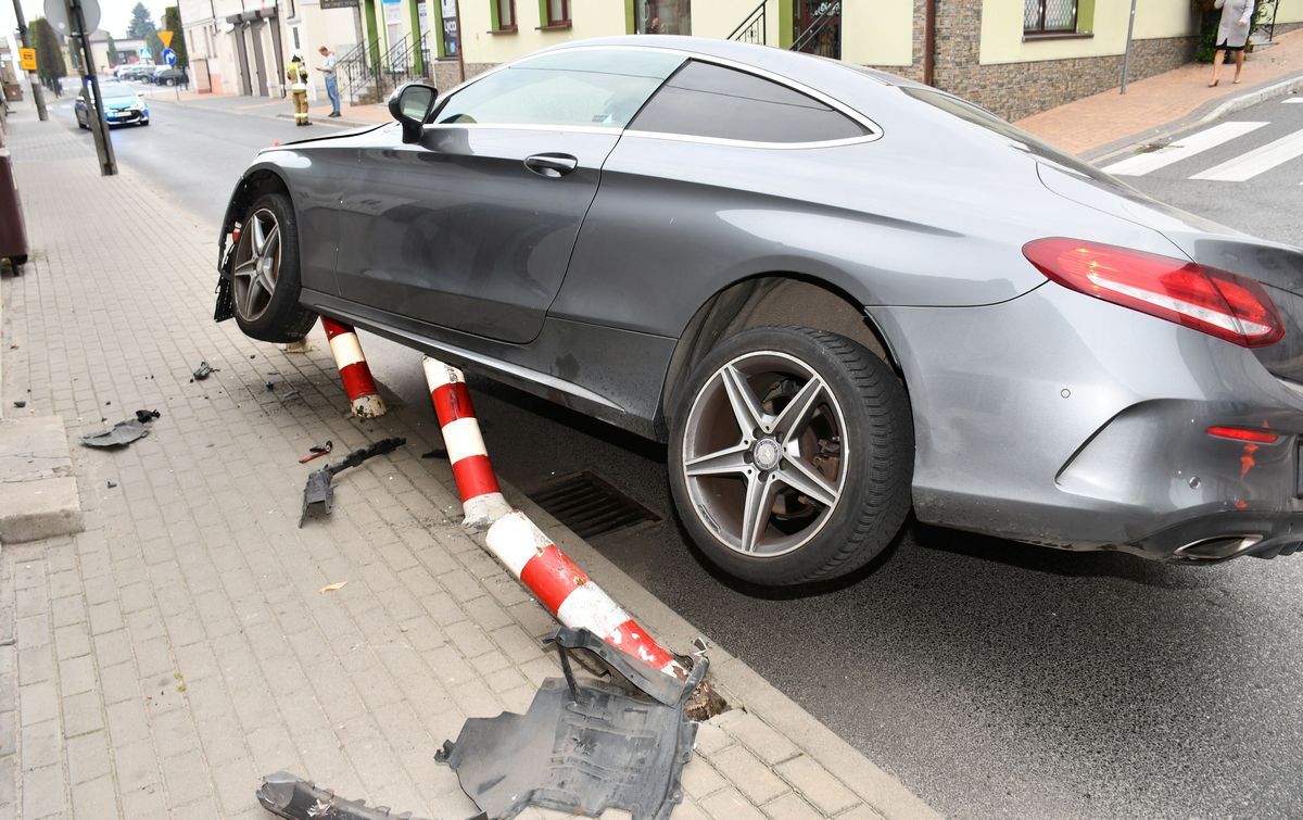 Rozbił mercedesa na słupkach i uciekł.