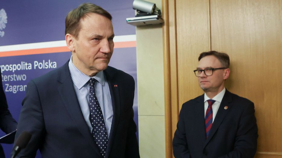 Minister spraw zagranicznych Radosław Sikorski oraz rzecznik MSZ Paweł Wroński