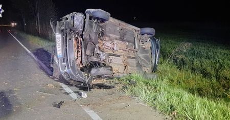 18-latka ze świeżo odebranym prawem jazdy spowodowała wypadek. Auto dachowało