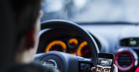 Prawie wszyscy kierowcy używają telefonów w czasie jazdy. Zatrważające wyniki badania