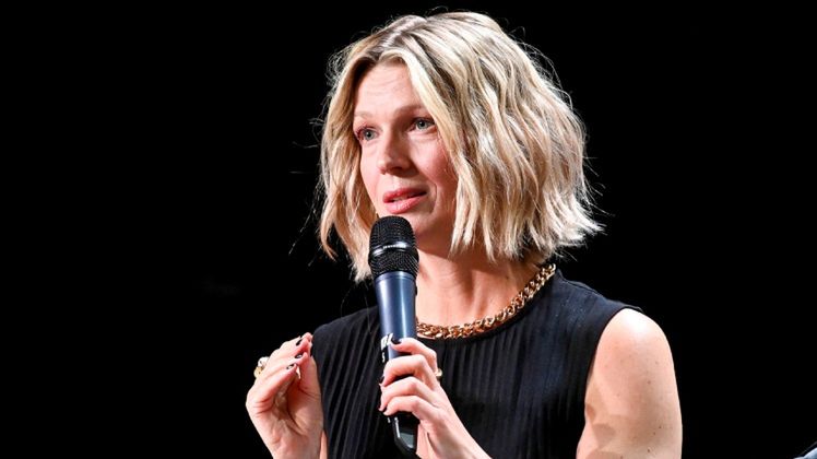 Magda Mołek pokazuje zdjęcie w ciąży i zwraca się do lekarzy