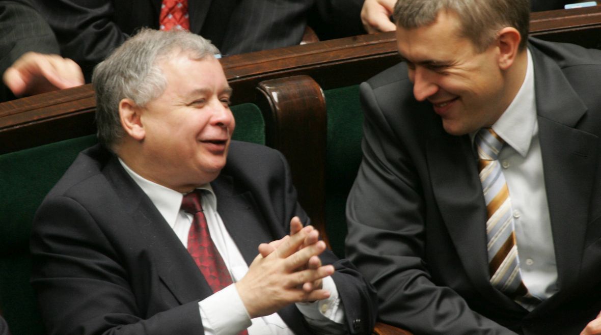 Jarosław Kaczyński i Roman Giertych w ławach sejmowych. Listopad 2005 roku