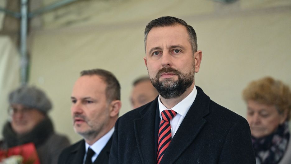 Żółkiewka (woj. lubelskie), 24.10.2025. Wicepremier, minister obrony narodowej Władysław Kosiniak-Kamysz (C) podczas uroczystości złożenia kwiatów pod pomnikiem Hetmana Stanisława Żółkiewskiego w Żółkiewce, 24 bm. (ad) PAP/Wojtek Jargiło