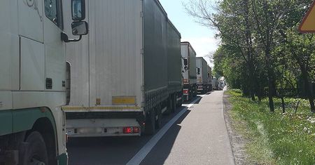 Ruch wahadłowy na trasie Lublin – Kraśnik. Robotnicy pracują na jezdni