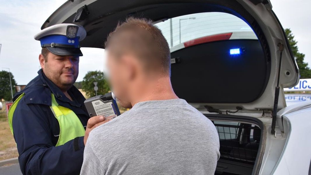 W tej historii poraża nie tylko lekceważenie przepisów przez kierowcę, ale i bezmyślność pasażerów