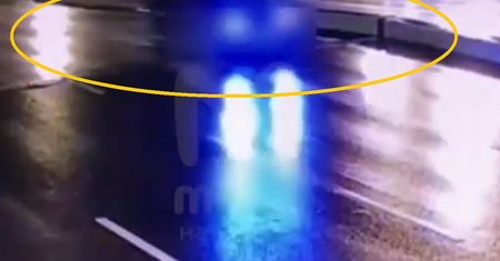BMW przeleciało nad podnoszącym się mostem. W środku śpiący poseł