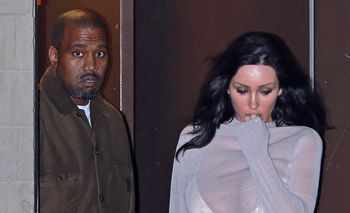 Smutna Bianca Censori w rajstopach świeci stanikiem, opuszczając kino z Kanye Westem (FOTO)