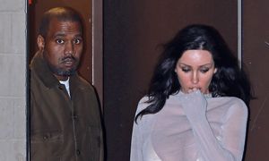 Smutna Bianca Censori w rajstopach świeci stanikiem, opuszczając kino z Kanye Westem (FOTO)