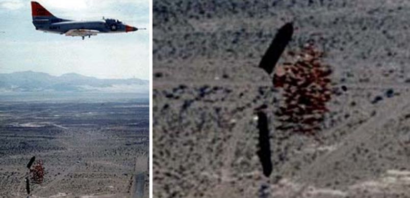 Zrzut bomby kasetowej CBU Mk 20 Rockeye II przez Douglas A-4C Skyhawk, a następnie jest otwarcie i wypuszczenie 247 bombletów.