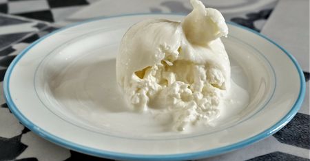 Czym różni się burrata od mozzarelli? Różnica jest znacząca