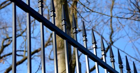 Koniec takich płotów na posesji. Zakaz wchodzi w 2026 roku