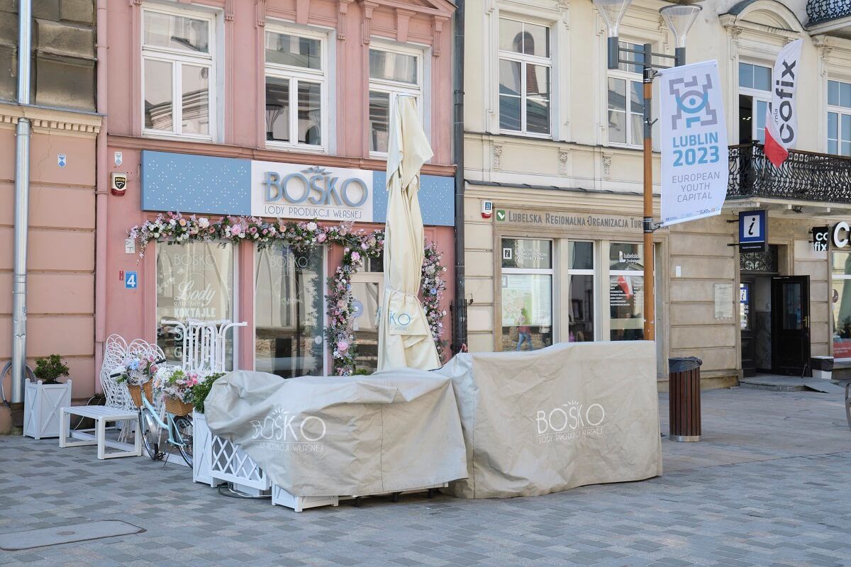 Ogródek gastronomiczny lodziarni Bosko na deptaku