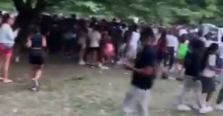 Dantejskie sceny na Wyspach. Policja starła się z tłumem