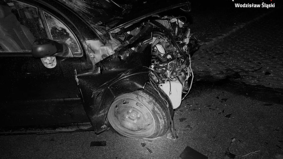 Turza Śląska. Dwa samochody rozbite i 3 osoby poszkodowane, które trafiły do szpitala.