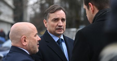 Uchylenie immunitetu Ziobry. Poseł PiS poza Polską, będzie próba dostarczenia wniosku