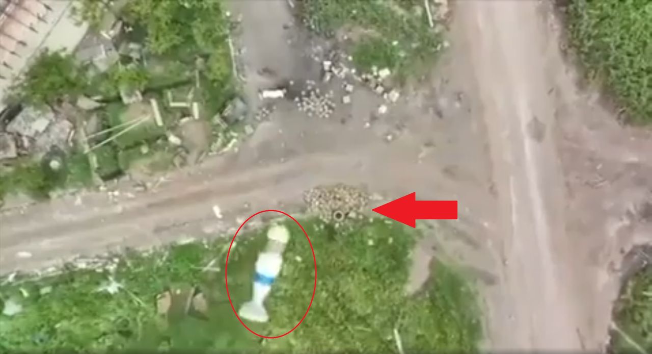 Ukraiński dron zrzucający pocisk moździerzowy na górę min.