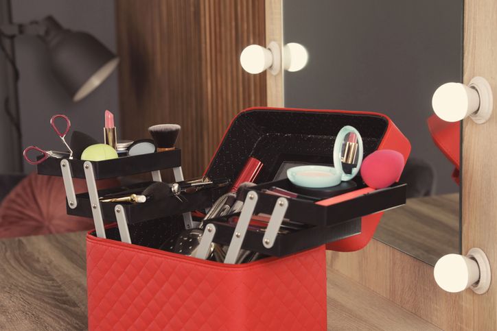 Kuferek na kosmetyki, czyli sposób na uporządkowanie produktów do makijażu