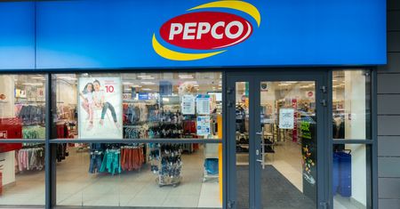 Szalone ceny w Pepco. Uwielbiane przez kobiety klapki kosztują tylko 25 zł
