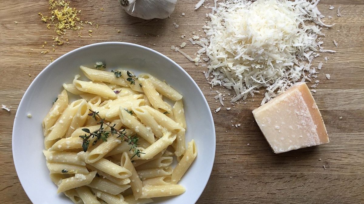 Obiad z trzech składników. Przepis na wyśmienity makaron z parmezanem