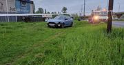 Na łuku jezdni stracił panowanie nad pojazdem. Subaru uderzyło w słup latarni