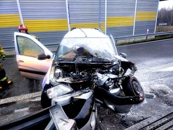 Policjanci wyciągnęli kierowcę z płonącego auta na S8