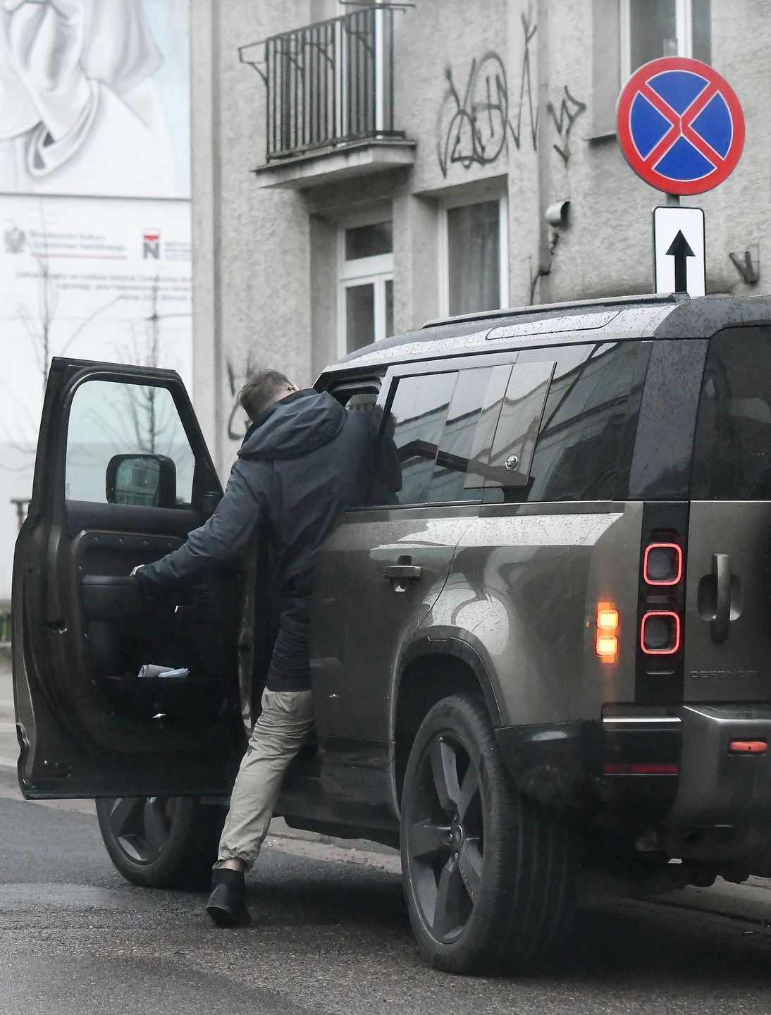 Tomasz Karolak parkuje na zakazie