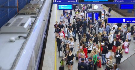 Tłumy pasażerów na Dworcu Centralnym. Ogromne opóźnienia na kolei
