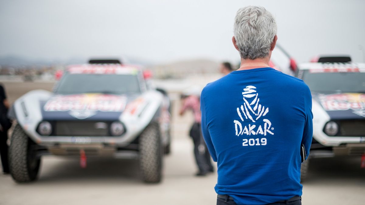 Skupienie przed startem. Wszyscy uczestnicy Rajdu Dakar zdają sobie sprawę jak jest ważne. Dwa tygodnie rywalizacji i ponad 5000 km do pokonania w ekstremalnie trudnych warunkach. Jeden błąd może zniszczyć roczne przygotowania, zaprzepaścić setki tysięcy, a w przypadku fabrycznych ekip dziesiątki milionów euro.