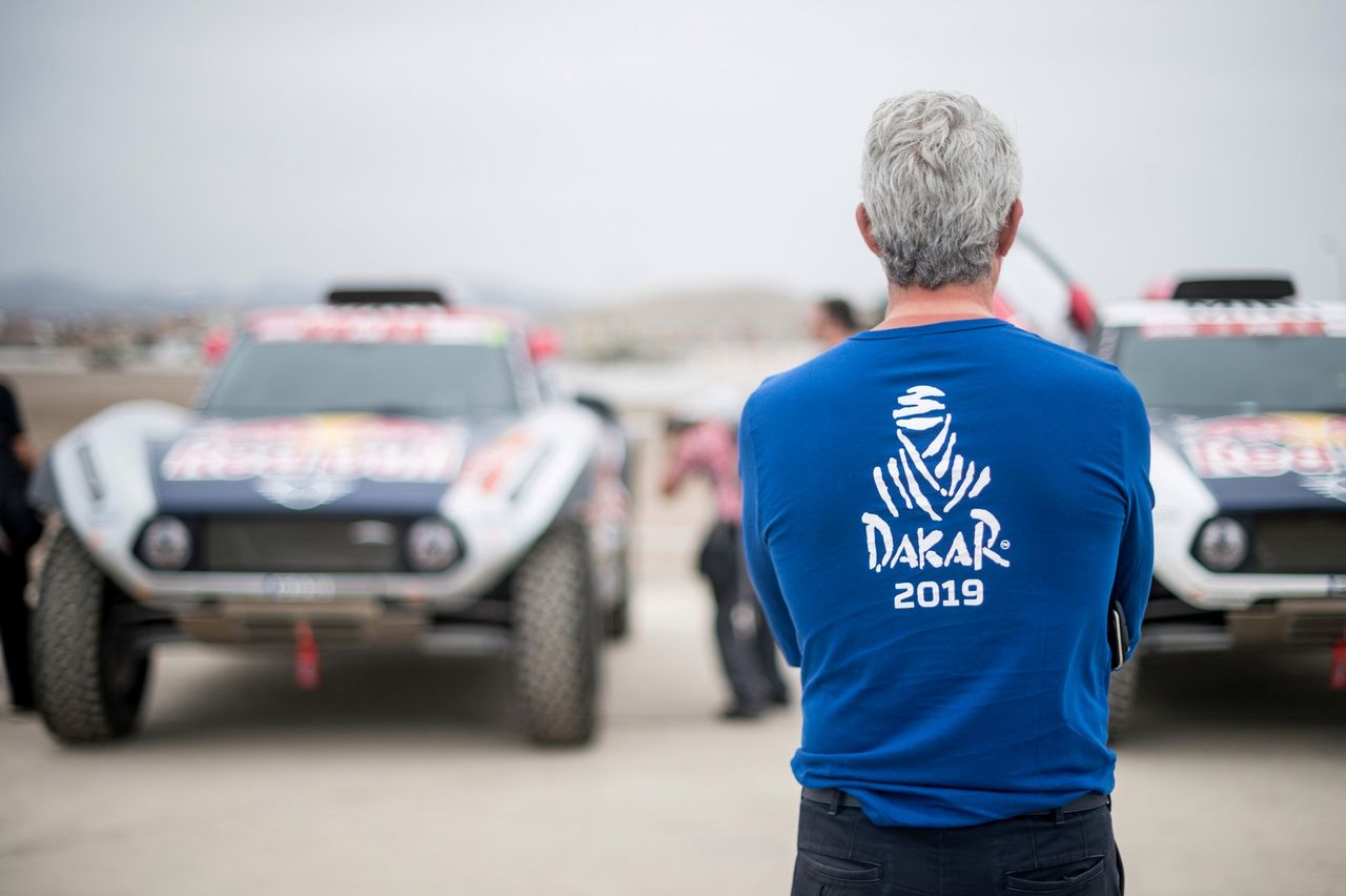 Skupienie przed startem. Wszyscy uczestnicy Rajdu Dakar zdają sobie sprawę jak jest ważne. Dwa tygodnie rywalizacji i ponad 5000 km do pokonania w ekstremalnie trudnych warunkach. Jeden błąd może zniszczyć roczne przygotowania, zaprzepaścić setki tysięcy, a w przypadku fabrycznych ekip dziesiątki milionów euro.
