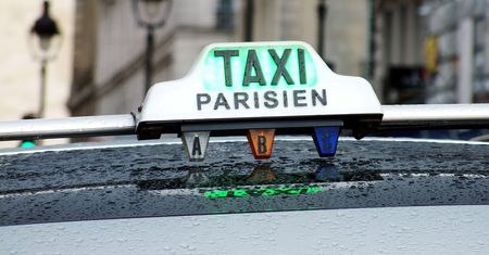 Zgwałcił ją wielokrotnie w taksówce. Horror młodej turystki w Paryżu